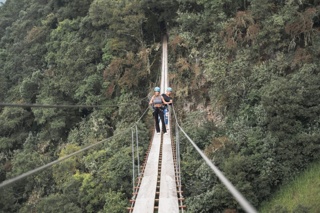 Conoce el impresionante puente colgante de este pueblo mágico a 4 horas